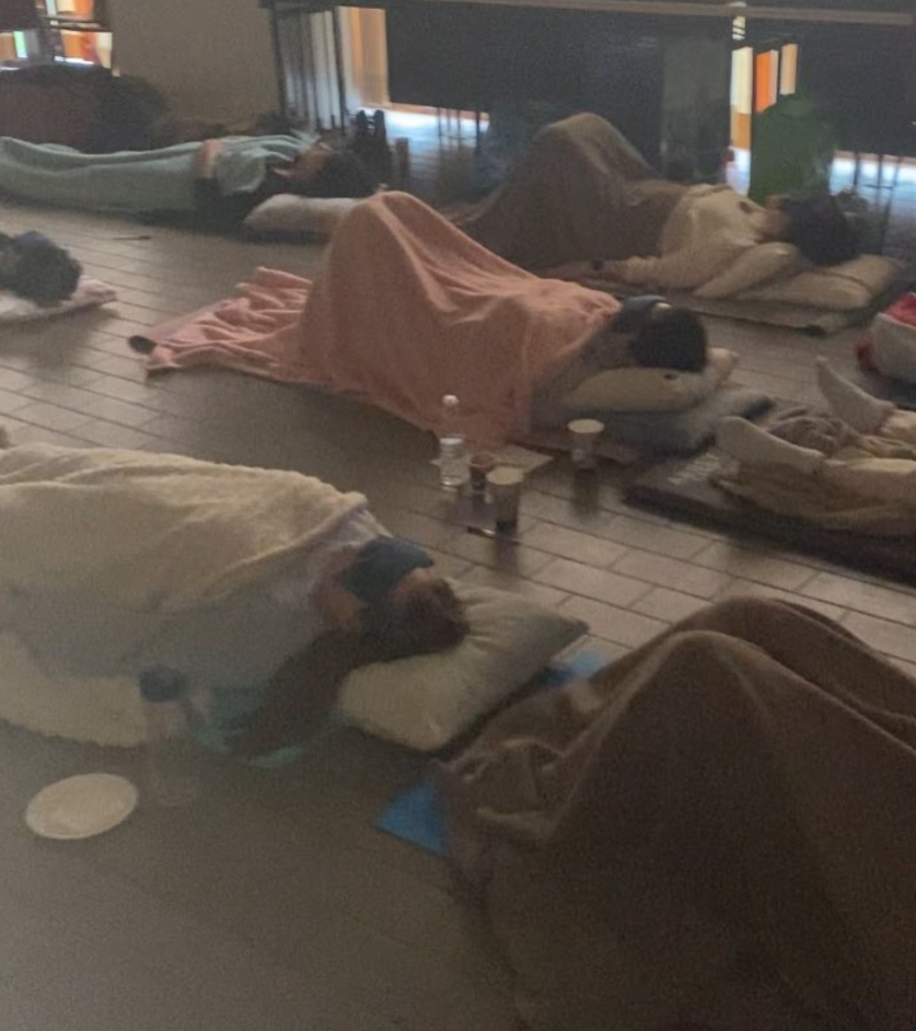 Deelnemers ontspannen liggend onder een deken