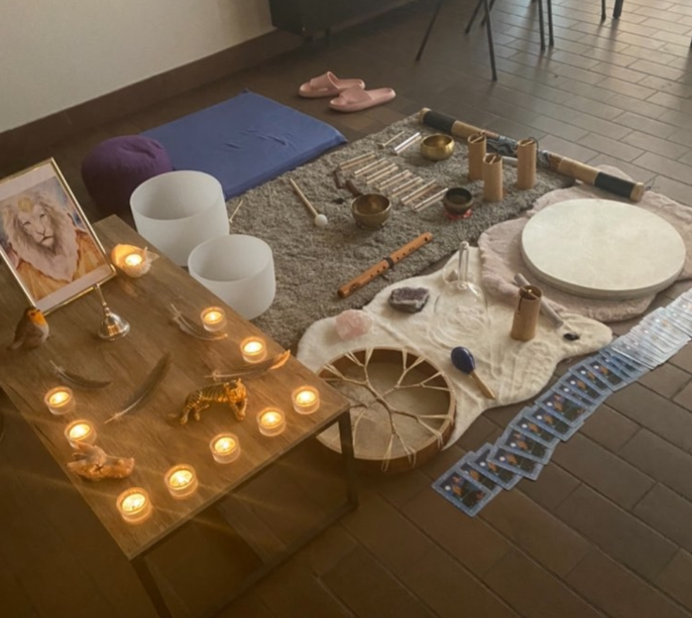 Klankschalen, kaarslicht en instrumenten klaargezet voor een meditatieavond