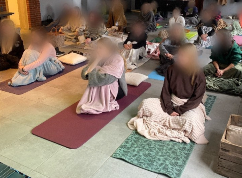 Een gezamenlijk meditatiemoment tijdens een vorige editie