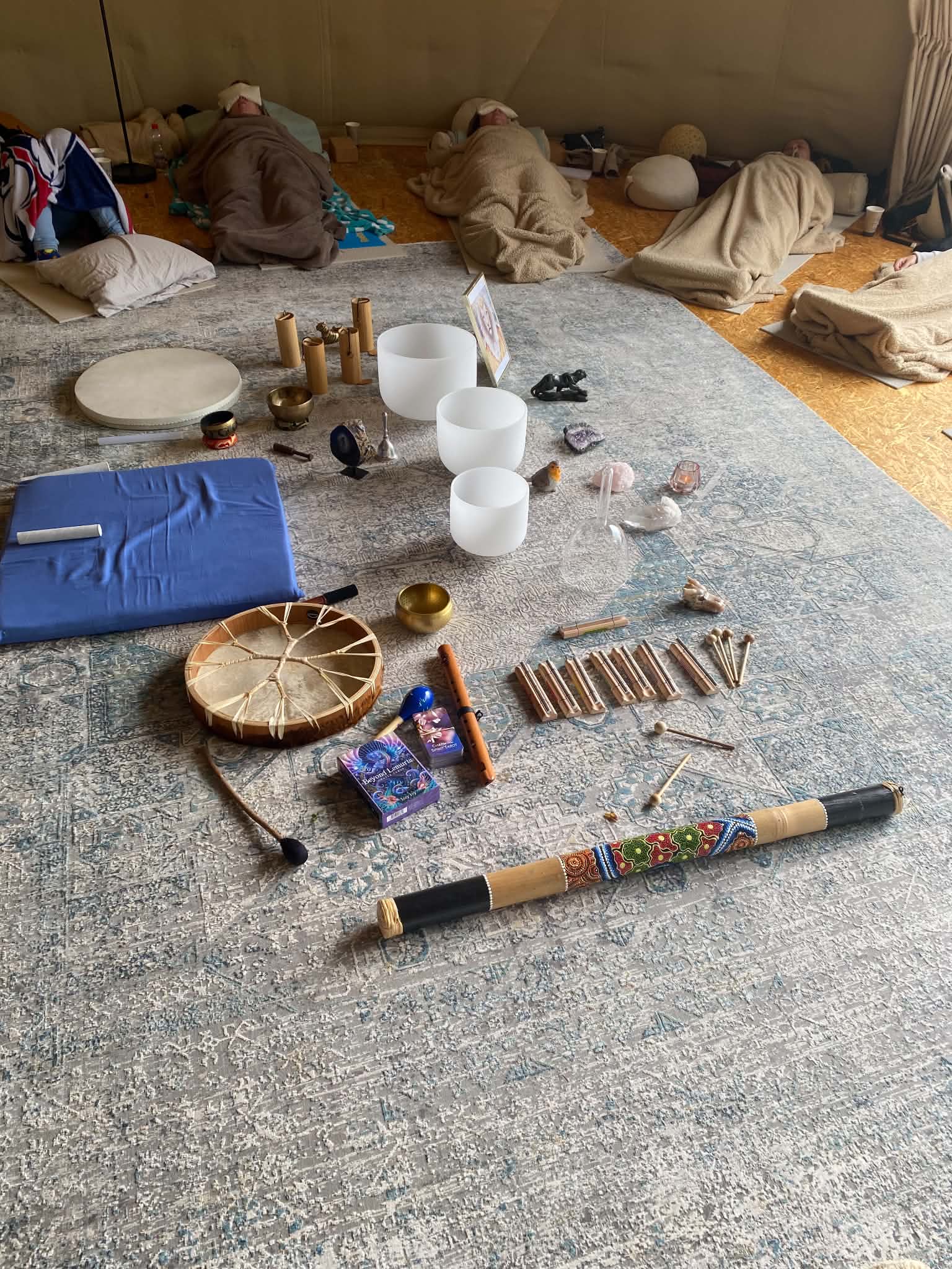 Kristallen klankschalen en instrumenten tijdens een eerdere meditatieavond