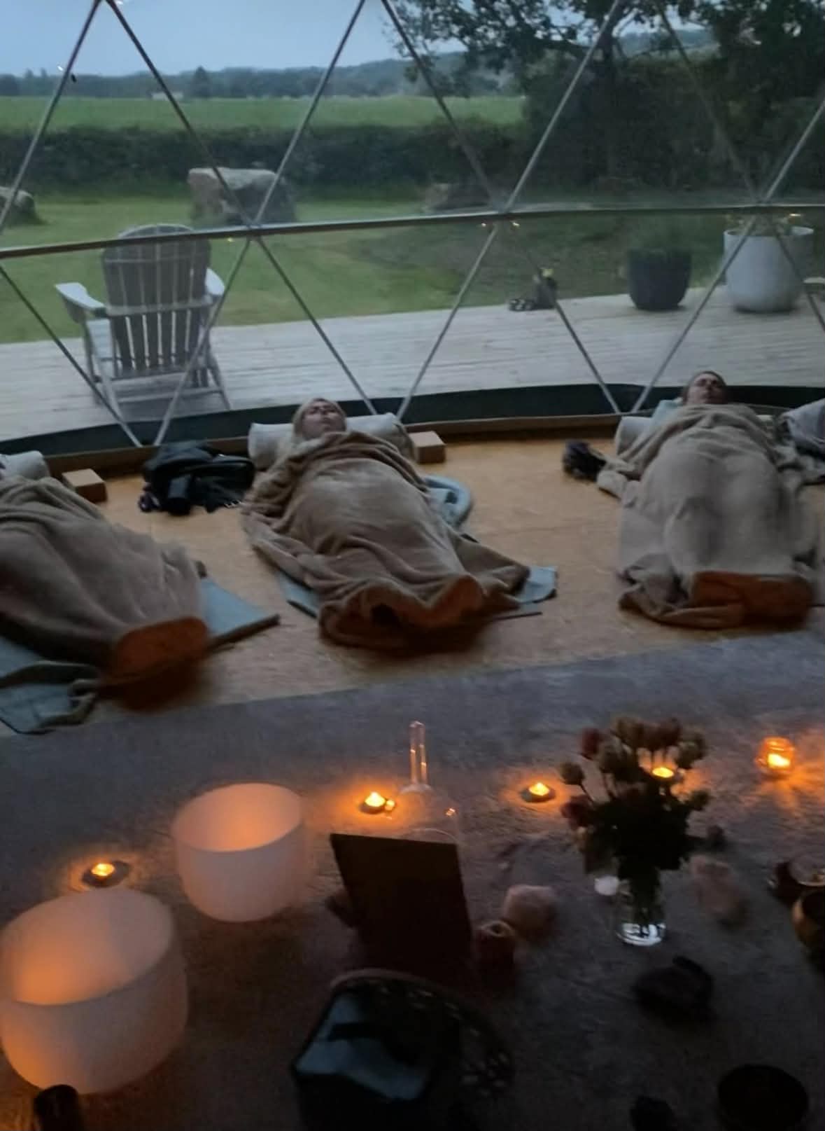 Meditatie onder begeleiding van Sarah in een koepel met uitzicht op de natuur