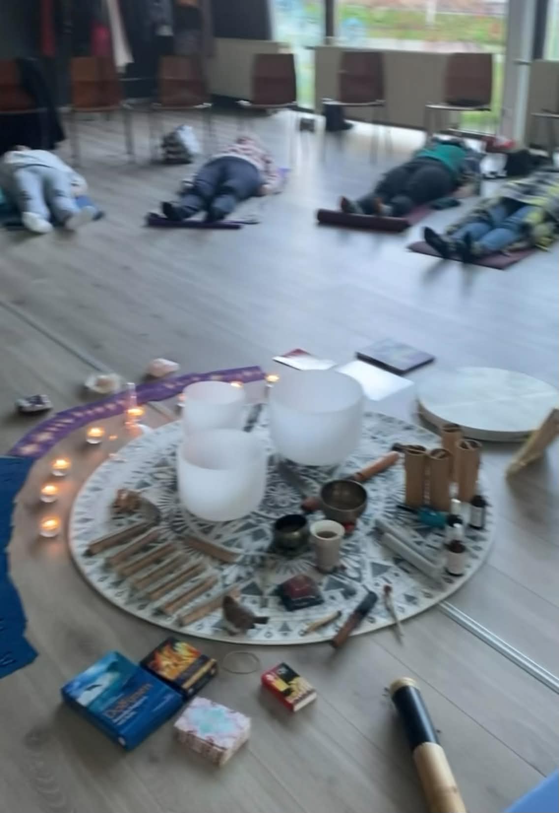 Deelnemers en klankschalen op een andere meditatielocatie